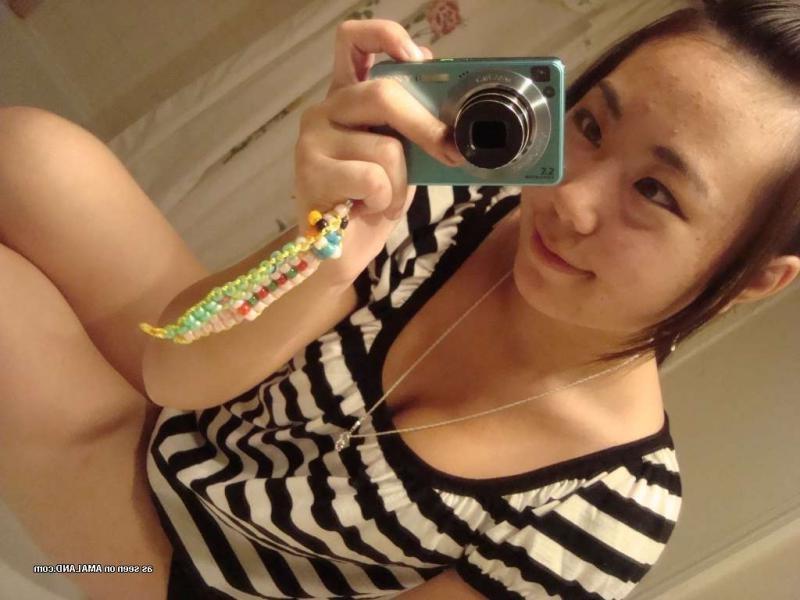 14P Horny amateur Singaporean cutie shows her tits and pussy