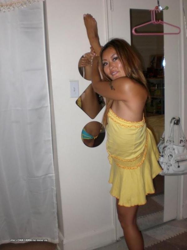 10P Curvy Thai honey spreading her pussy lips on cam