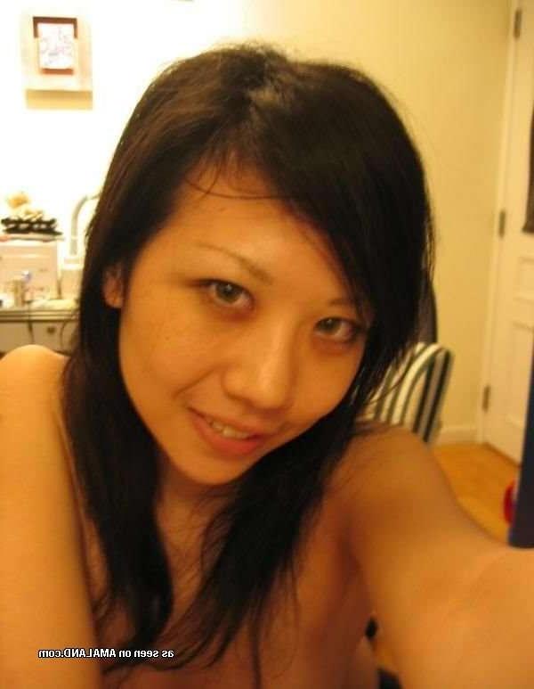 15P Hot compilation of a sexy Asian babe posing and camwhoring