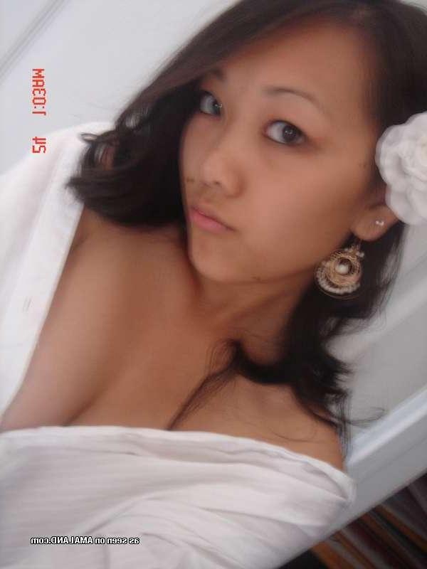 15P Sexy Malaysian babe displays her hot tight body