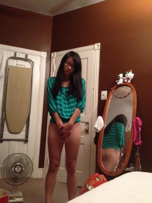 15P Naughty Thai chick strips naked and spreads on cam