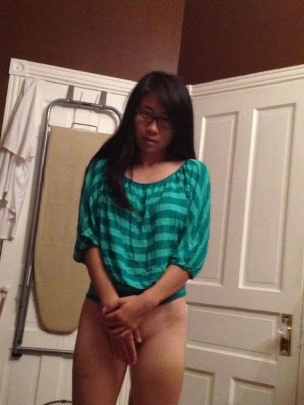 15P Naughty Thai chick strips naked and spreads on cam