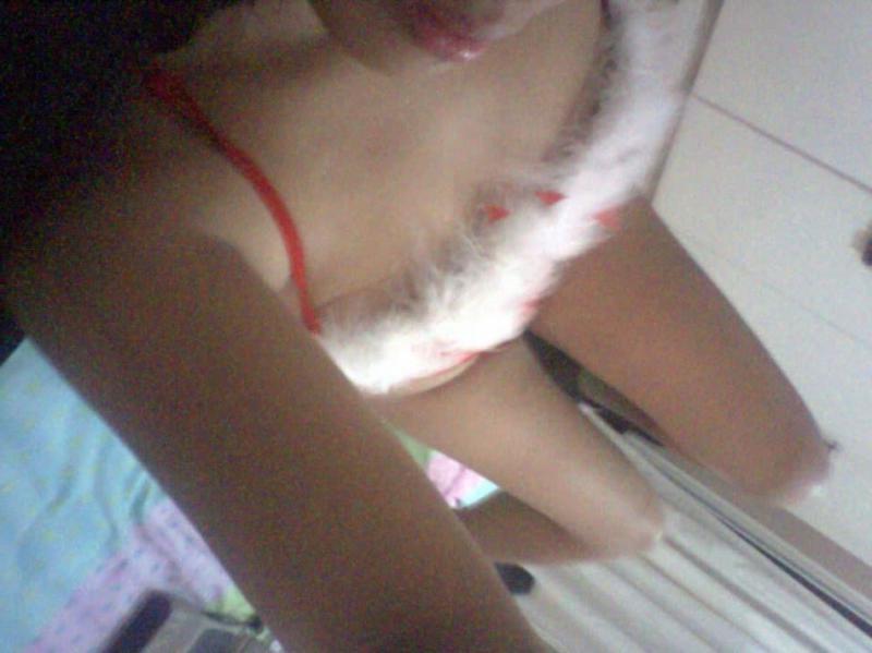 15P Gorgeous Asian chick posing naked while camwhoring