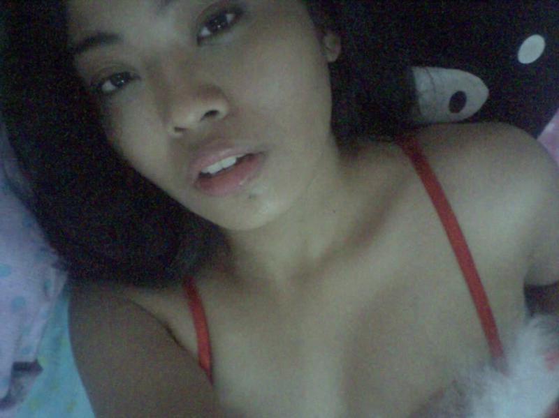 15P Gorgeous Asian chick posing naked while camwhoring