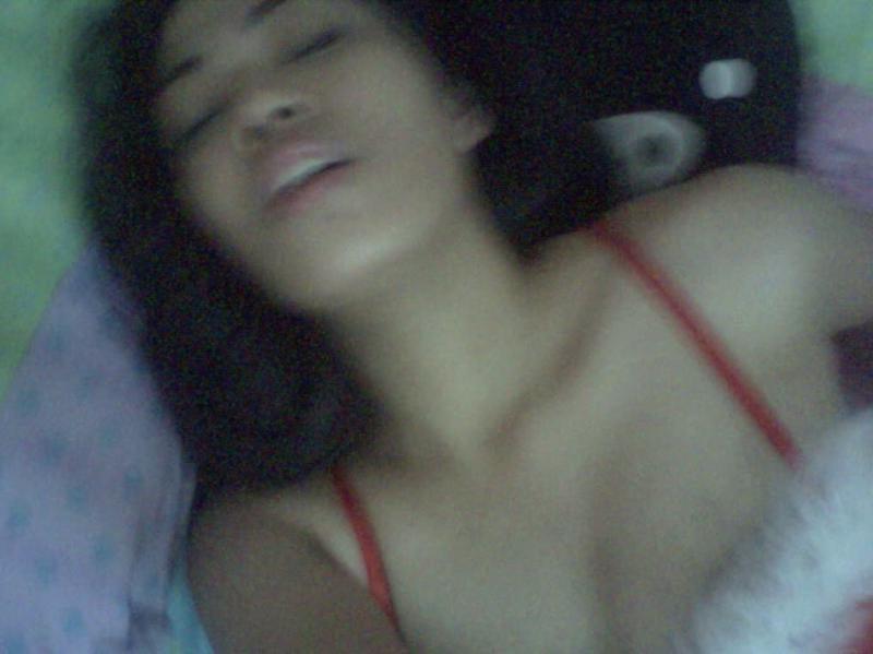 15P Gorgeous Asian chick posing naked while camwhoring