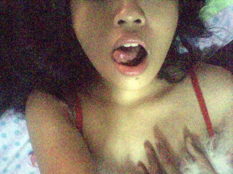 15P Gorgeous Asian chick posing naked while camwhoring