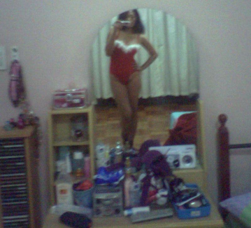 15P Gorgeous Asian chick posing naked while camwhoring