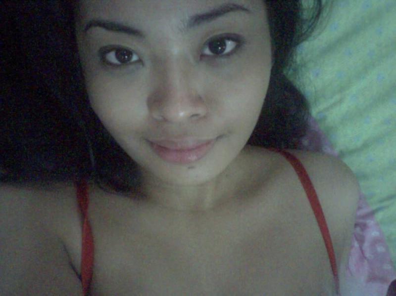 15P Gorgeous Asian chick posing naked while camwhoring