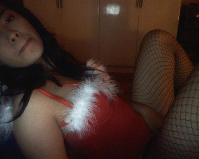 15P Gorgeous Asian chick posing naked while camwhoring