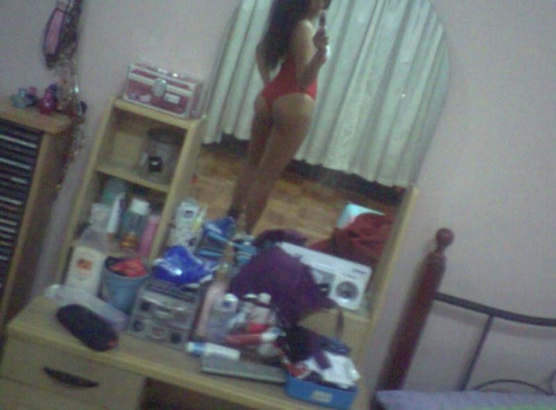 15P Gorgeous Asian chick posing naked while camwhoring