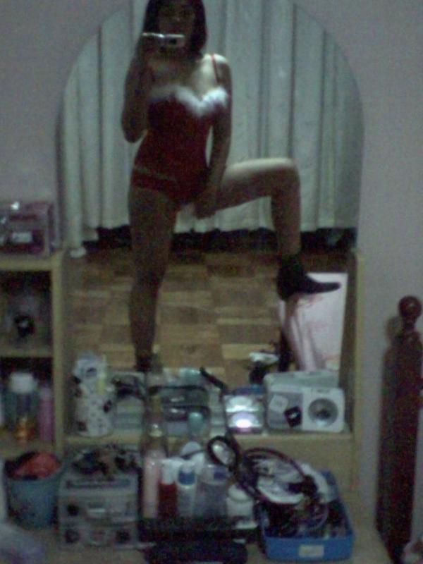 15P Gorgeous Asian chick posing naked while camwhoring