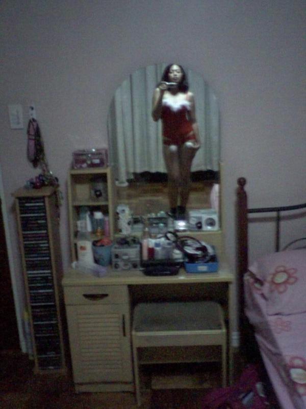 15P Gorgeous Asian chick posing naked while camwhoring