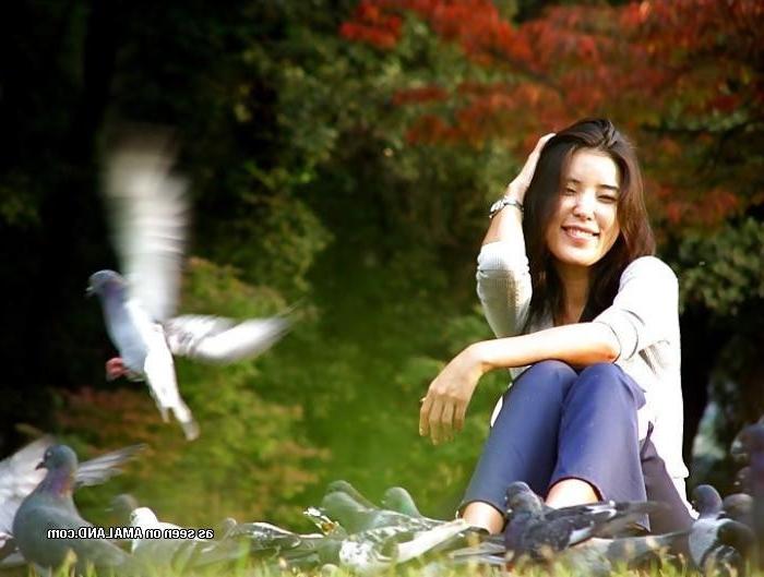 15P Wild Japanese honey strips naked while posing