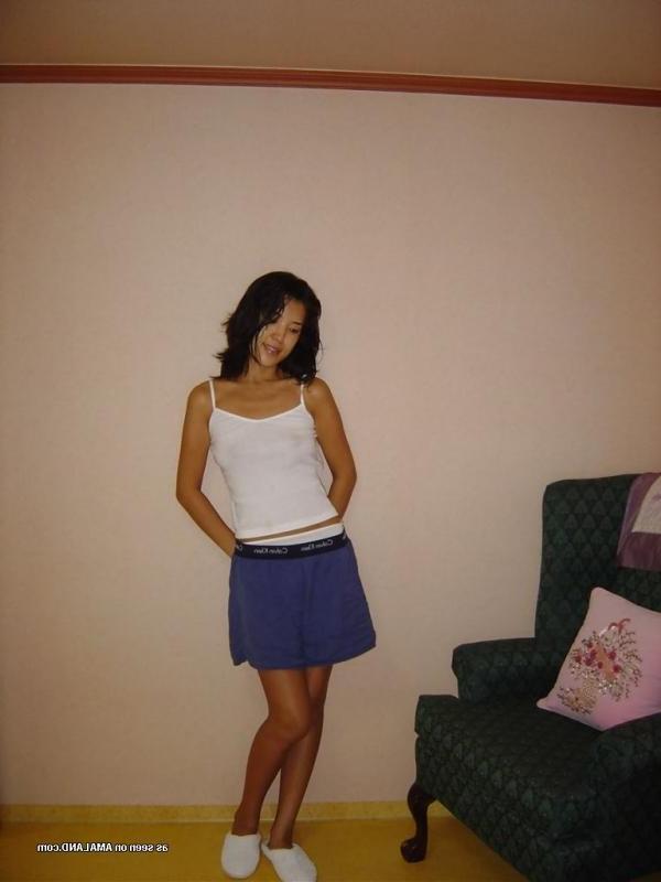 15P Wild Japanese honey strips naked while posing