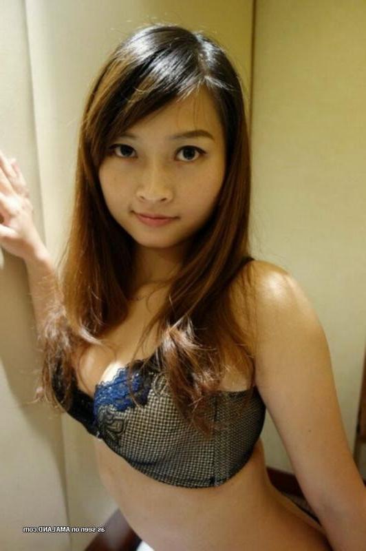 10P Collection of an Asian chick posing in hot selfpics