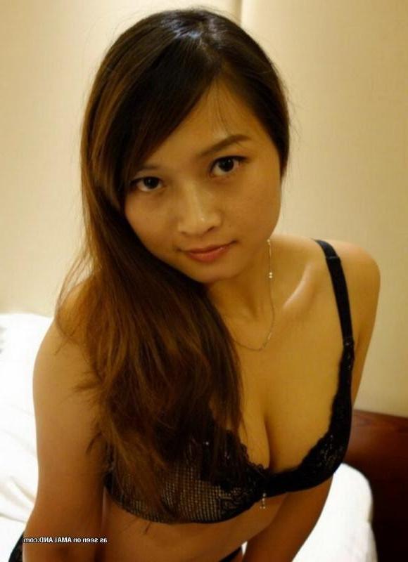 10P Collection of an Asian chick posing in hot selfpics