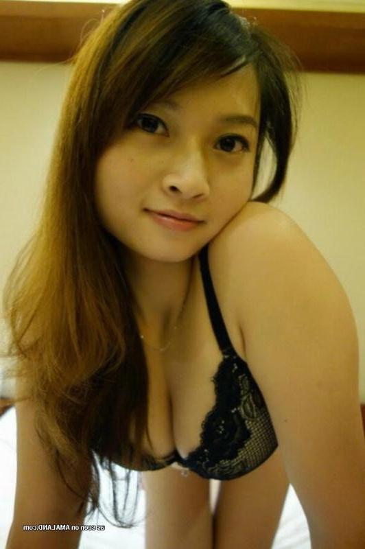 10P Collection of an Asian chick posing in hot selfpics