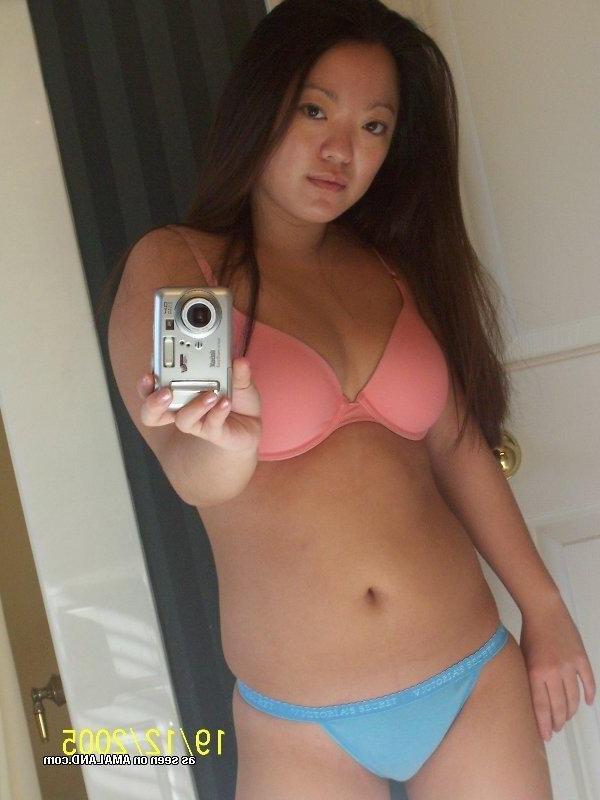 10P Selection of Asian girlfriends posing sexy for their pals