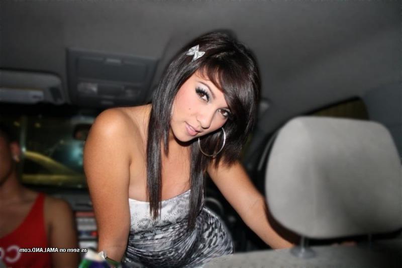 15P Gallery of a sexy Asian girlfriend posing for the cam