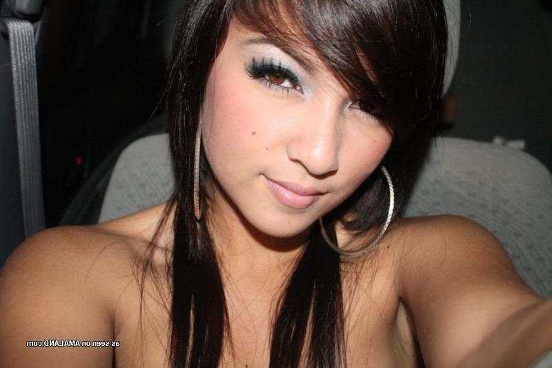15P Gallery of a sexy Asian girlfriend posing for the cam