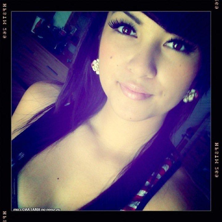 15P Gallery of a sexy Asian girlfriend posing for the cam