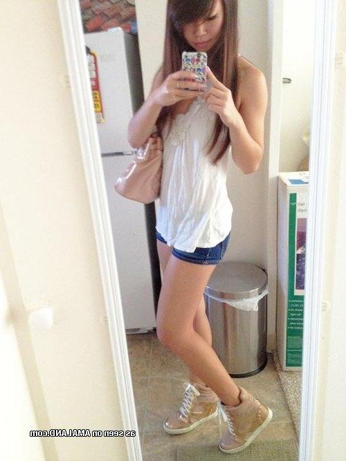 10P Sexy amateur Asian babes posing for the cam