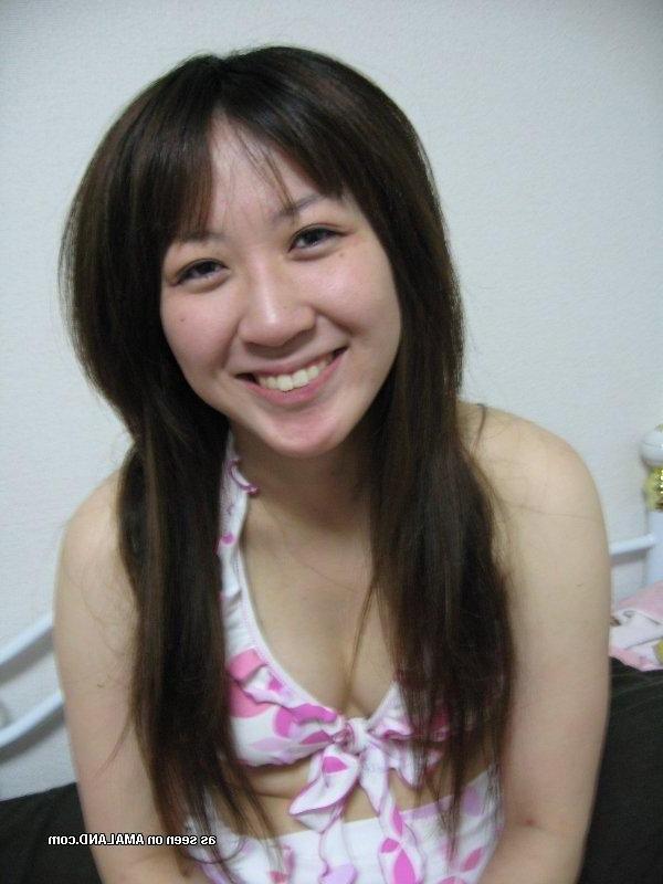 10P Sexy amateur Asian babes posing for the cam