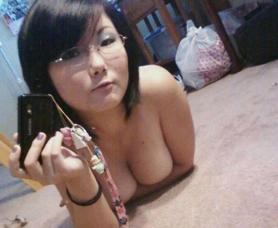 15P Amateur horny Asian cutie shows her tits and twat