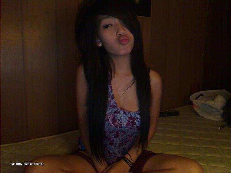 10P Pictures of a sexy Asian babe posing with her BFF