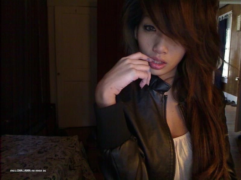 10P Pictures of a sexy Asian babe posing with her BFF