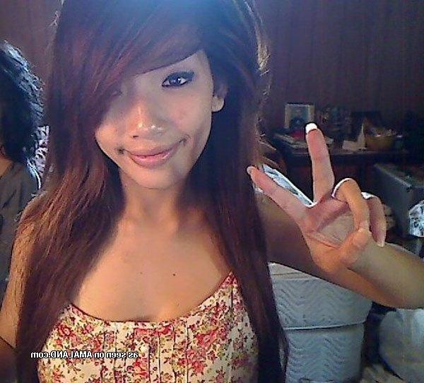 10P Pictures of a sexy Asian babe posing with her BFF