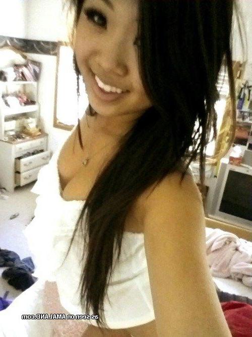 10P Sizzling hot Asian babes posing for the cam