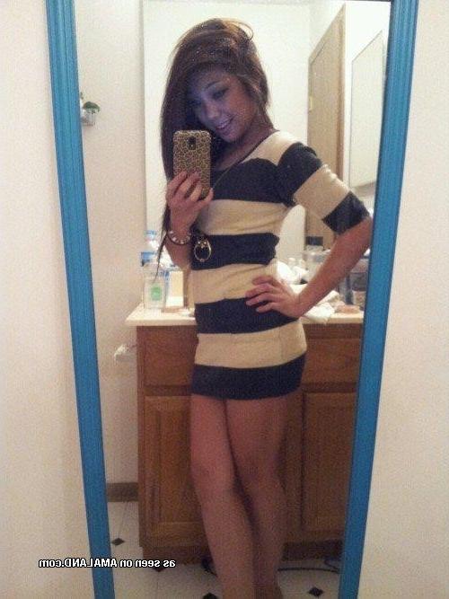 10P Sizzling hot Asian babes posing for the cam