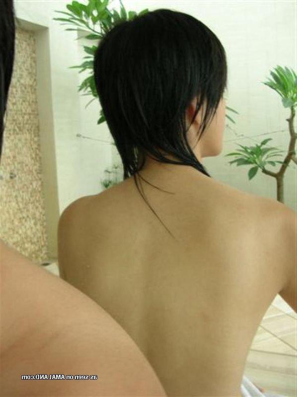 11P Kinky Thai chick stripping naked while camwhoring