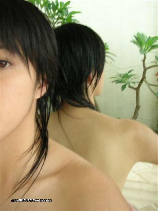 11P Kinky Thai chick stripping naked while camwhoring