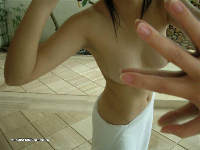 11P Kinky Thai chick stripping naked while camwhoring