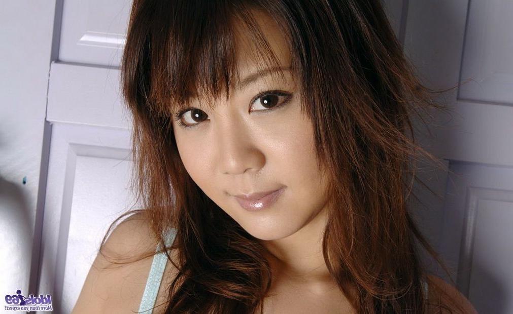 15P Asian model Maki Hoshino in sexy panties shows ass