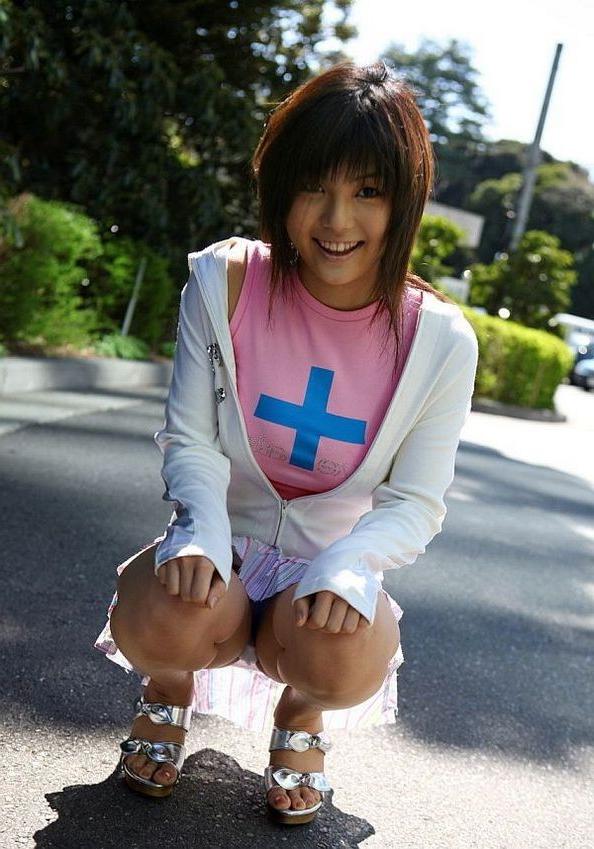 15P Azumi Harusaki asian cutie poses outdoor shows ass