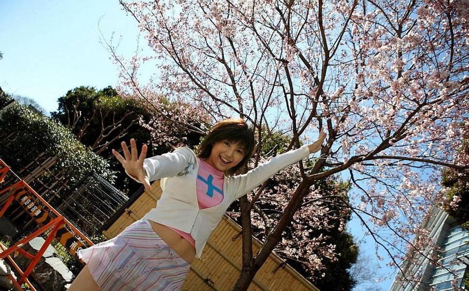 15P Azumi Harusaki asian cutie poses outdoor shows ass