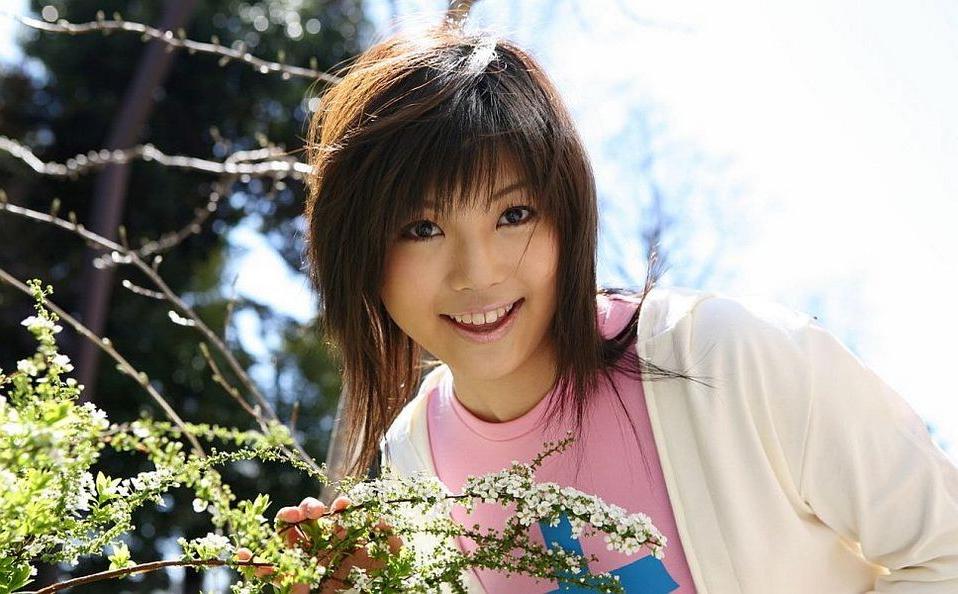 15P Azumi Harusaki asian cutie poses outdoor shows ass