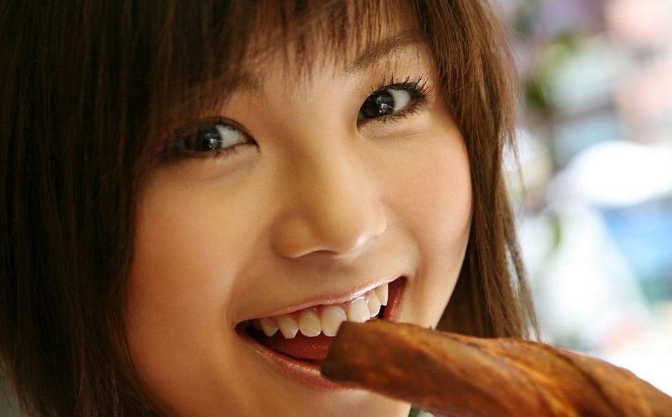15P Azumi Harusaki asian cutie poses outdoor shows ass