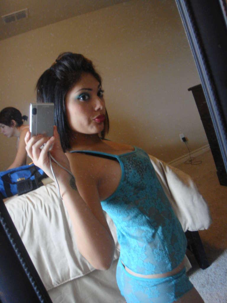 14P A hot Asian selfshooter shows off her hot bod