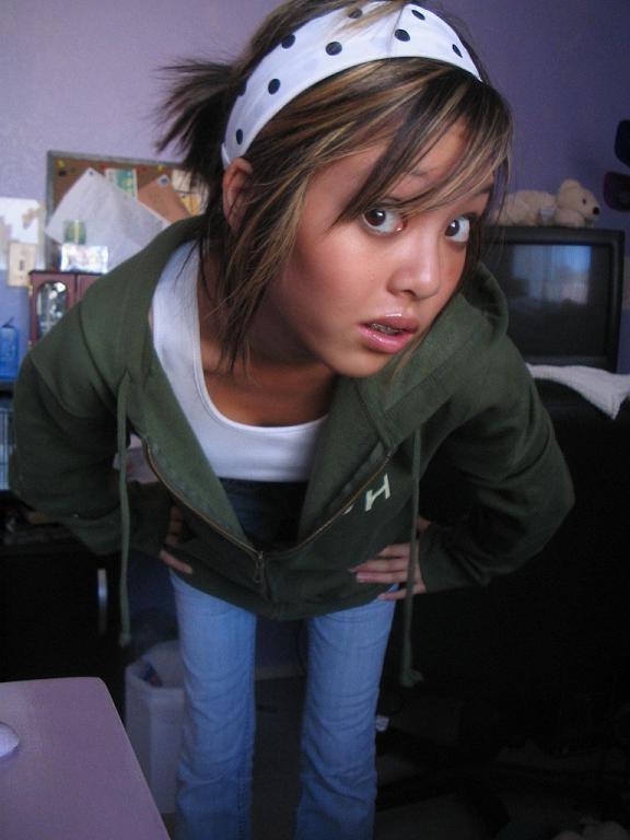 13P Sweetie posing and mugging real cute for her cam