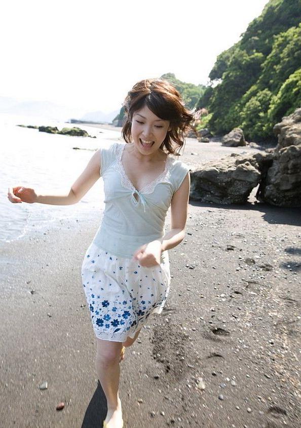 15P Saki Koto sexy Asian model has a nice tight ass she shows