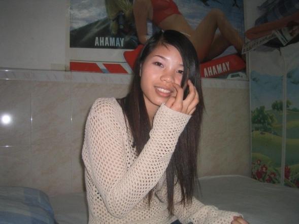15P Chinese teen girl gets naked and sucks cock