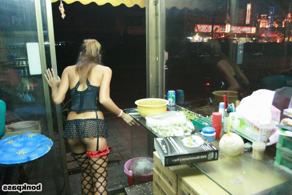 10P Scantily clad betelnut hotties