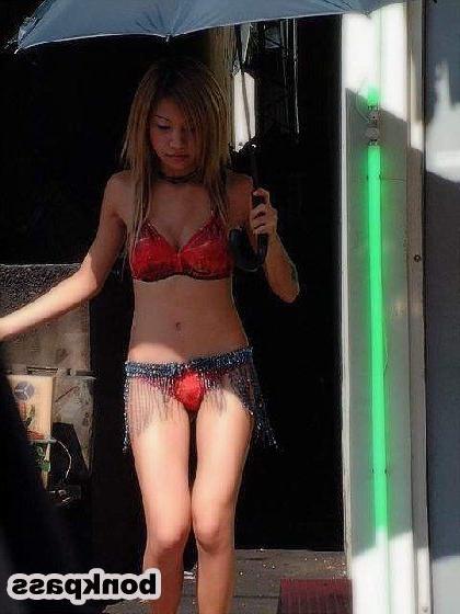 10P Scantily clad betelnut hotties