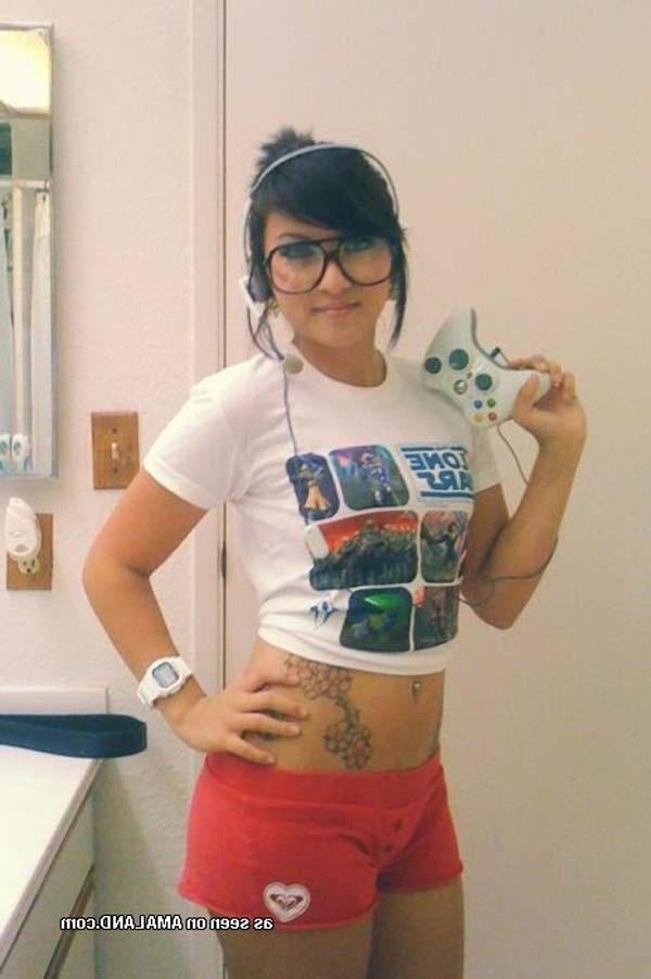 15P Photos of a hot Asian babe having fun