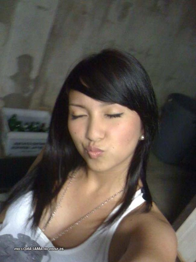 15P Photos of a hot Asian babe having fun