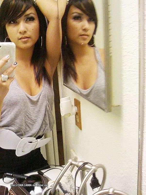 15P Photos of a hot Asian babe having fun